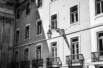 Haus in Lissabon mit Strassenlampe und Fenstern