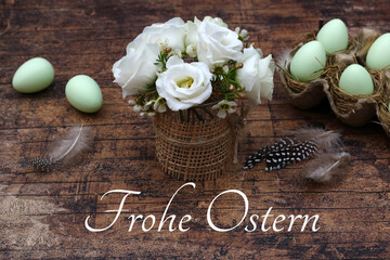 Grußkarte Frohe Ostern: Ostereier und Blumen mit dem Text Frohe Ostern.