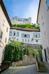 Fototapeta na wymiar Bierjodlgasse mit Festung Hohensalzburg in Salzburg
