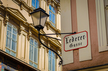 Historisches Straßenschild und Laterne in der Lederergasse in der Altstadt von Salzburg