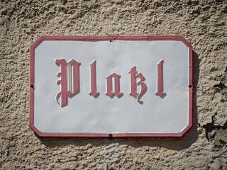 Naklejka premium Historisches Straßenschild am Platzl in der Altstadt von Salzburg