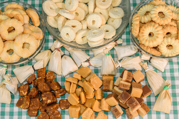 Table with typical sweets from Minas Gerais, Brazil. Cream biscuits, sequilhos, spring biscuits, sweet in corn husk, pe de moleque and milk fondant.