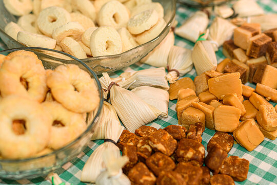 Table with typical sweets from Minas Gerais, Brazil. Cream biscuits, sequilhos, sweet in corn husk, pe de moleque and milk fondant.