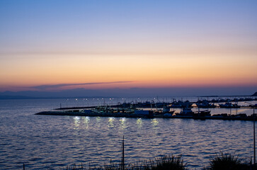Naklejka premium city skyline at sunset