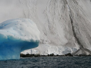 Blauer Eisberg vor Elephant Island (oder Elefanteninsel) bei den Südlichen Shetlandinseln in der Antarktis