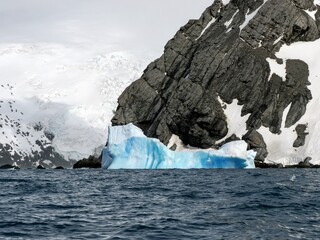 Blauer Eisberg vor Elephant Island (oder Elefanteninsel) bei den Südlichen Shetlandinseln in der Antarktis