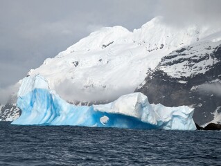 Blauer Eisberg vor Elephant Island (oder Elefanteninsel) bei den Südlichen Shetlandinseln in der Antarktis