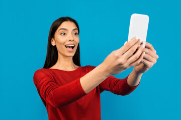Naklejka premium Great App. Amazed Young Woman Looking At Smartphone Screen With Excitement