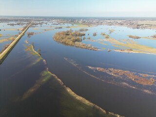 Zdjęcia z drona. Powódź, rozlewiska Bugu w okolicach Broku - obrazy, fototapety, plakaty