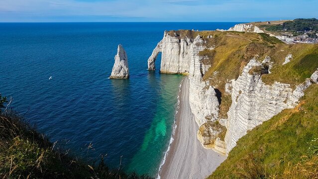 Vue sur l'aiguille et la falaise d'aval d'&Eacute;tretat