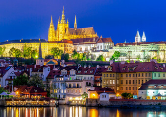 Prague Castle with St. Vitus Cathedral over Lesser town (Mala Strana) at night, Czech Republic - obrazy, fototapety, plakaty