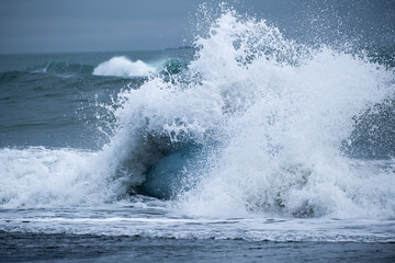 Brandung mit Eisberg
