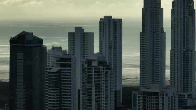 Vistas a&eacute;reas con drone de la Ciudad de Panam&aacute; ubicada en Centro America, vistas de la ciudad y el mar.