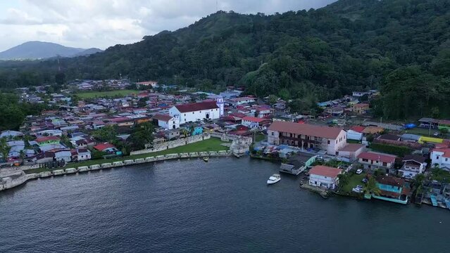 Vistas a&eacute;reas con drone de el pueblo de Portobello en Colon , Panam&aacute;. Alta Resoluci&oacute;n en video.