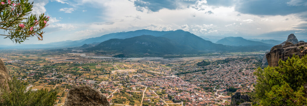 Kalambaka, Greece: Picturesque town in the nomos of Thessaly, nestled between picturesque mountains and the iconic rock formations that house the Meteora monasteries