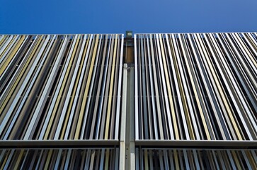 Solar protection made of metallic louvers