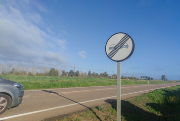 End of prohibition on overtaking metal pole