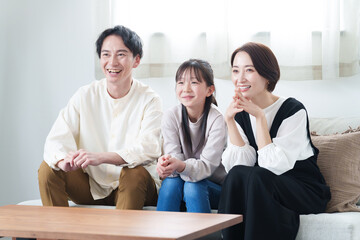 リビングでテレビを鑑賞する親子