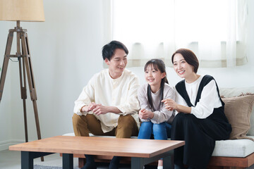 リビングでテレビを鑑賞する親子