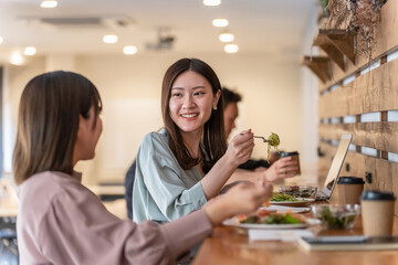 女友達・同僚と美味しいランチを食べる女性・OL・ビジネスウーマン（女子会）
