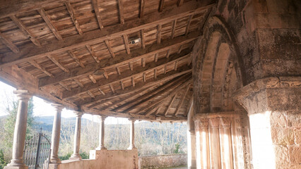 Techo rústico de vigas de madera en iglesia medieval en Asturias