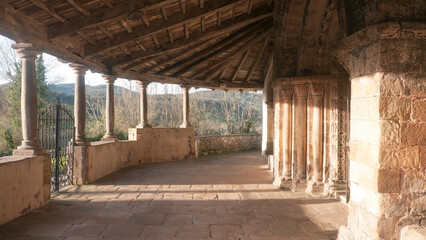 Fototapeta na wymiar Techo rústico de vigas de madera en iglesia medieval en Asturias