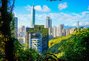 Obraz premium Taipei, Taiwan, Republic of China, 01 21 2024: Taipei City (in Republic of China, Taiwan) and mountain at sun set seen from elephant mountain park