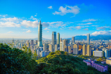 Obraz premium Taipei, Taiwan, Republic of China, 01 21 2024: Taipei City (in Republic of China, Taiwan) and mountain at sun set seen from elephant mountain park
