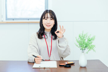 デスクワークする女性　woman working at desk　OK