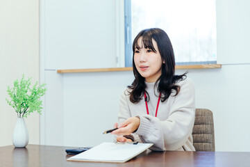デスクワークする女性　woman working at desk