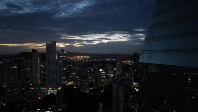 Vistas a&eacute;reas con drone de la Ciudad de Panam&aacute; de noche, edificios y atardeceres. Resoluci&oacute;n 4K. 