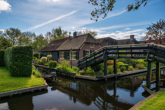 Giethoorn Netherlands, city skyline at canal and traditional house in Giethoorn village