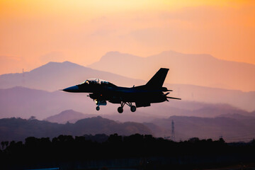 夕焼けの中を着陸するF-2戦闘機