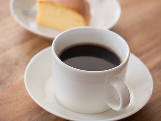 スフレチーズケーキとホットコーヒー