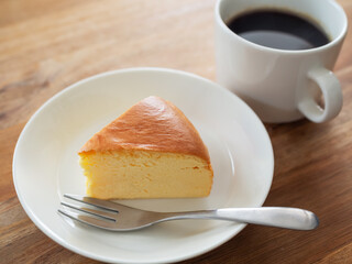 スフレチーズケーキとホットコーヒー