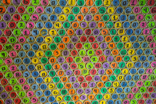 Tradicional tablero de juego de feria en Mexico. Diversos colores con numeros.