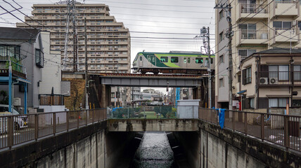 鉄橋を渡る電車