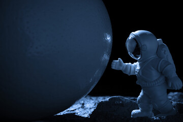 astronaut approaching the egg of an unknown creature in a planet