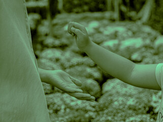 Playing helps children form and promote creativity, imagination and many other skills. The game can be very simple: roll a ball or dress up in a superhero costume and pretend you're a heroine