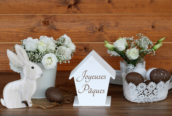 Décoration de Pâques avec des fleurs, des œufs de Pâques, un lapin de Pâques et le texte...