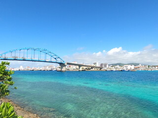 石垣島の風景 サザンゲートブリッジとエメラルドグリーンの海