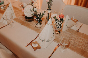 Rustikale Tischdekoration bei einer Hochzeit