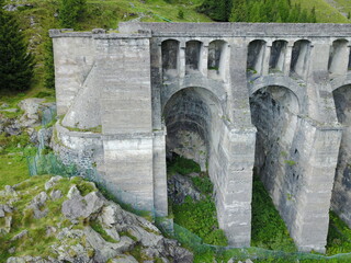 Porzione di rudere della vecchia diga del Gleno crollata ad inizio secolo - 746304947