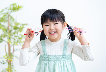 眼鏡を選ぶ女の子