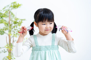 眼鏡を選ぶ女の子