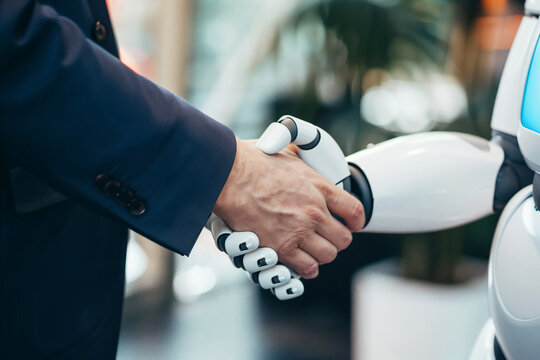 Uomo d’affari stringe la mano ad un robot umanoide