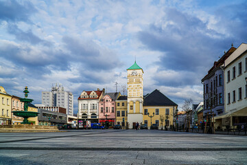 Rynek starego miasta Karwina w Czechach zimą 