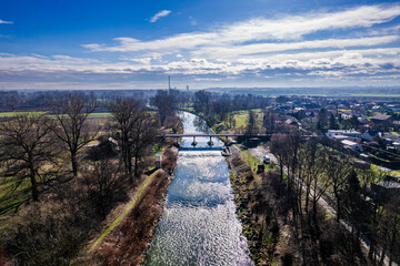 Rzeka Olza w Czechach zimą, most na rzece - obrazy, fototapety, plakaty