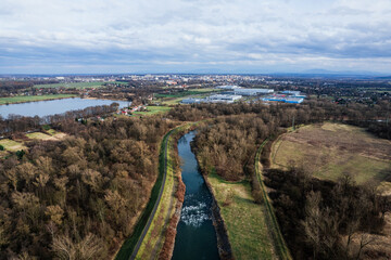 Rzeka Olza w okolicy miasta Karwina w Czechach. Panorama z dronu zimą.