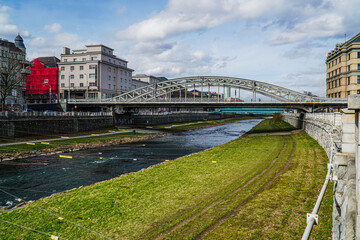 Miasto Ostrawa w Czechach, most na rzece Ostravice - obrazy, fototapety, plakaty